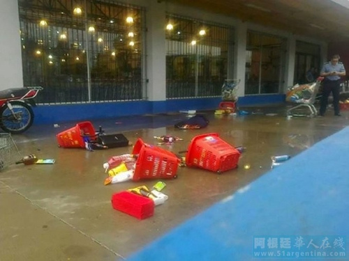 阿根廷圣达菲省发生洪灾一华人超市遭哄抢(图)