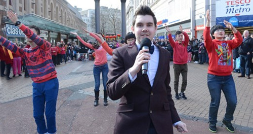 Ӣ���桰Сƻ���������ͷӢ��С�ﰮ���й�����