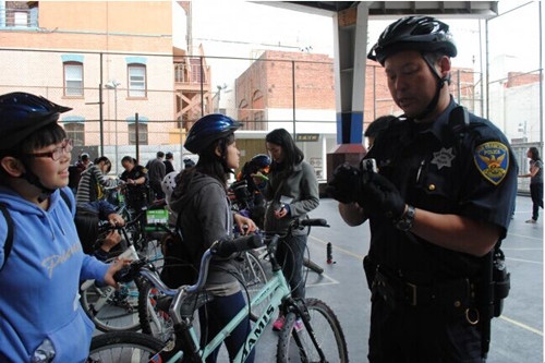 旧金山25名贫困华裔学生获警方赠送单车(图)
