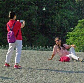 日媒:中国游客在日本皇居前各种摆拍令人费解