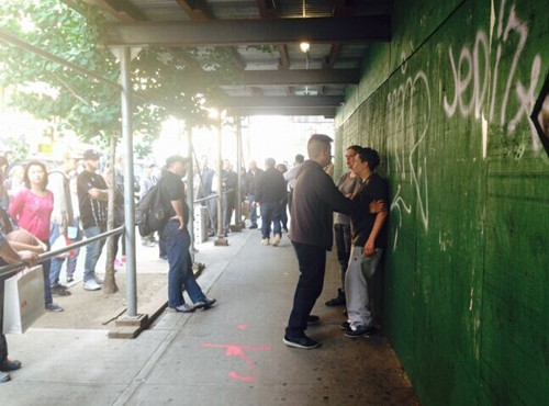 ŦԼ������¾���׷��Ů��������Ϯ�أ�ͼ��