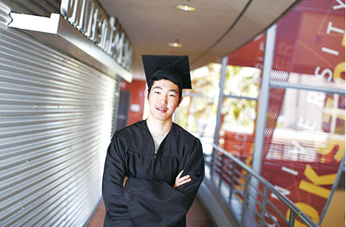 美16岁华裔学生攻读双博士冀21岁当数学教授