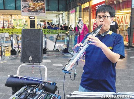 新加坡华裔街头表演者:坚持用音乐回馈社会