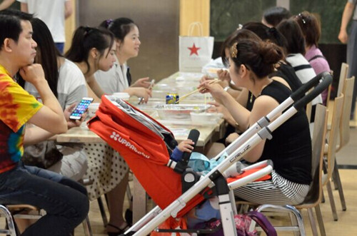部分在美年轻华裔妈妈“入乡随俗”弃坐月子(图)