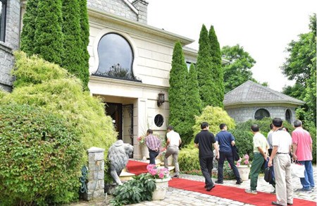 美房产中介推新花样专车接送加美酒吸引中国买家