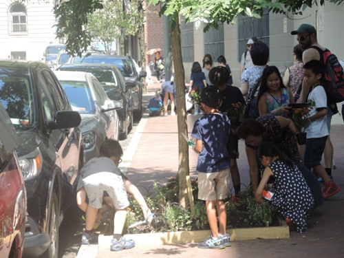 ŦԼ��ѧ�ջ�����ѧУ��У�ʳ��ųɻ���ѧ���ڶ�