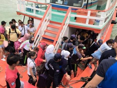 泰连降暴雨中国游客被困岛屿政府出动大船接回