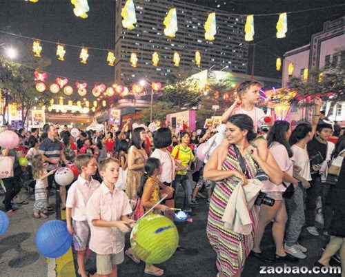 新加坡牛车水3000人提灯笼过中秋华裔全家出动