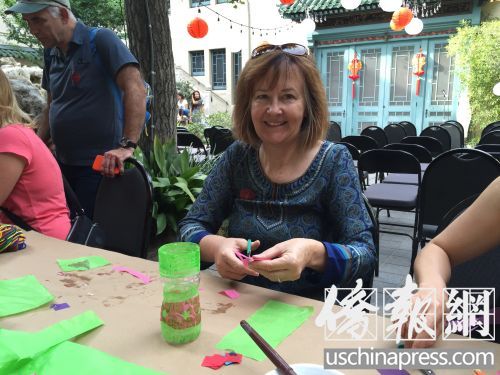 受华人影响越来越多美国人以中国方式度中秋