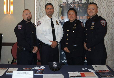 帕睿拉(左二)和伍素华(左三)招募华人补充纽约市惩教署新血.