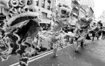 华人迎新年:新花样融入旧习俗网络过年抚乡愁