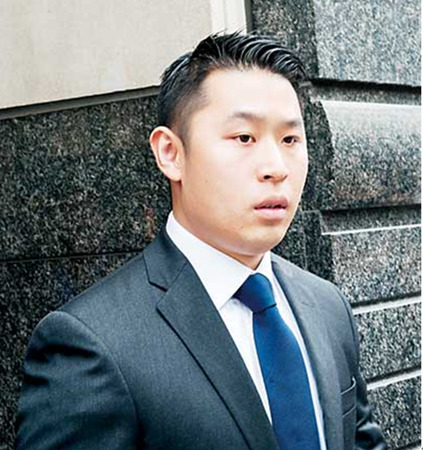 美华裔警察被控开枪打死非裔将上庭自辩