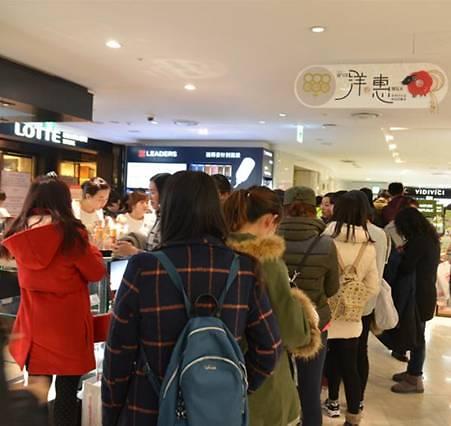 大批中国游客春节赴韩扫货韩国流通业业绩暴涨
