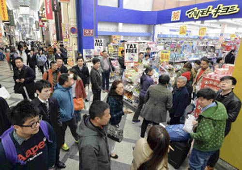 赴日游客“爆买”日媒质疑:是否热情款待过头?