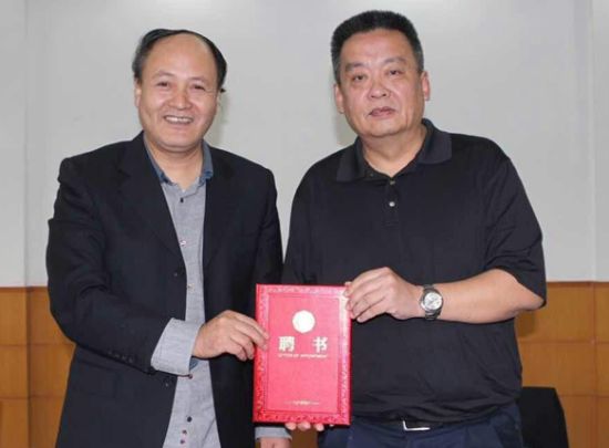 旅美作家冰凌受聘杭州商学院兼职教授(图)