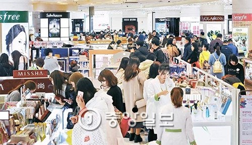 韩国乐天免税店重新开业大批中国游客蜂拥而至