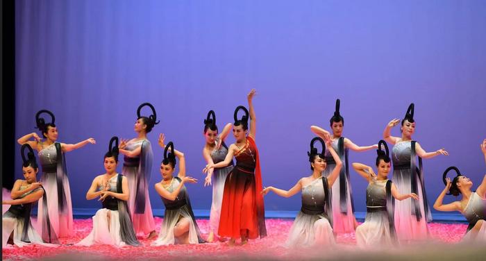 (中国这十年·侨声)美国唐艺舞坊创办人谢露嬉:华侨华人“以情带舞”演绎“民族风”