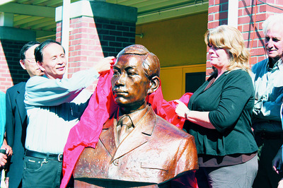 航空先驱冯如铜像美国屋仑揭幕