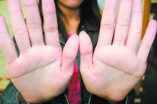 神棍指罗姓女子的双手"断掌",只有当他人小妾或从商,以改命运,否则将