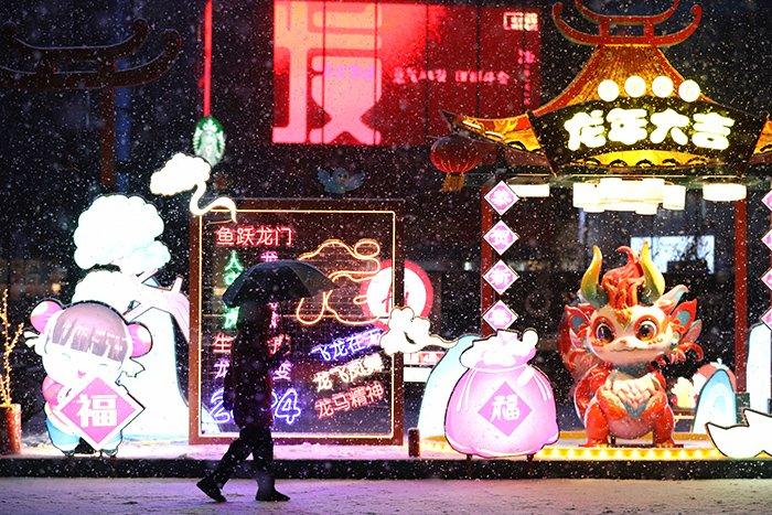 北京城区迎龙年首场降雪