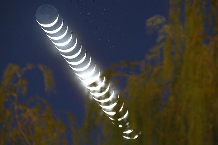 新疆库尔勒上空现昴星团伴月天象