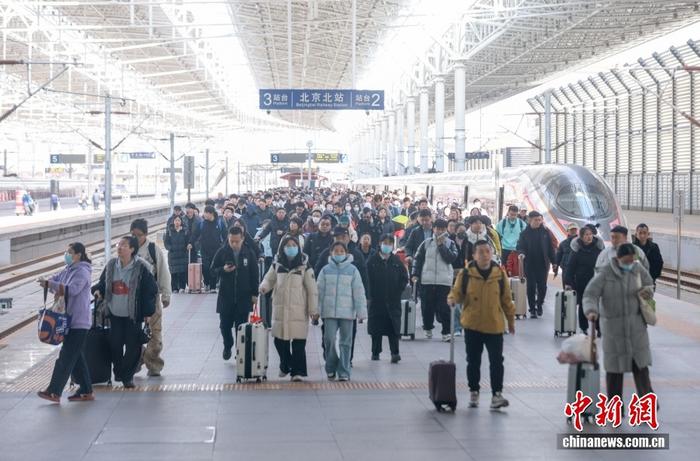 （新春见闻）春节假期中国铁路累计发送旅客1.21亿人次