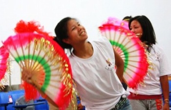 美国领养中国儿童体验中华文化 迷上山东扇子舞 中新网
