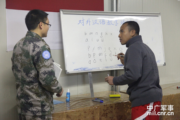 中国赴黎维和官兵深入印尼宪兵队教汉语广受欢迎