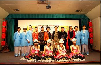 黑龙江中医药大学春节巡演团走进英国阳光学校