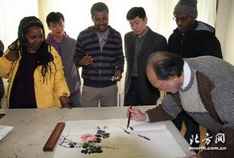 外国留学生天津荣宝斋学艺赞中国文化博大精深
