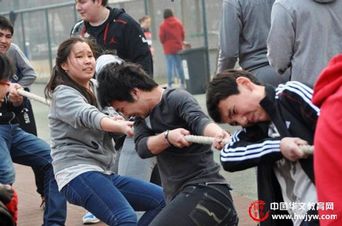 北京汇文中学举行拔河赛增强在京侨生凝聚力