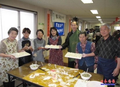 驻日大使夫人参加日中友好交流会开展饺子外交