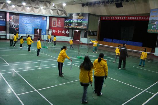 2012寻根之旅山东淄博营员体验“快乐体育课”