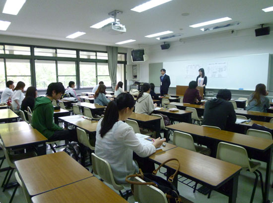 日关西外国语大学孔子学院组织2012首次HSK考试