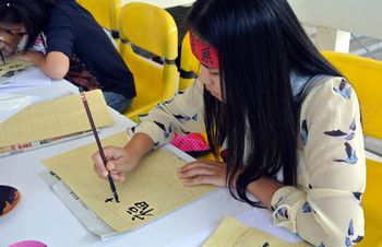泰国清迈大学孔子学院举办中文系中国文化体验课