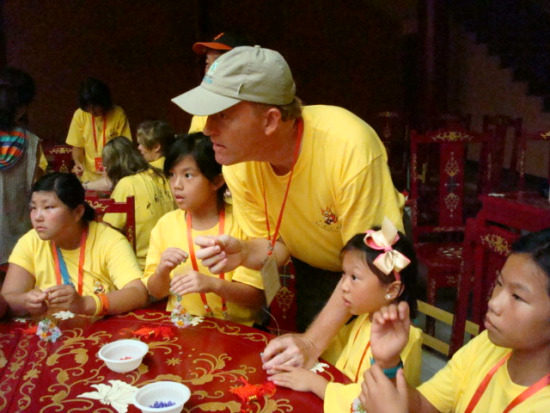 领养中国儿童外国家庭夏令营营员赏北京民俗文化