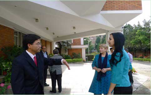 �Ჴ���ӵ���������ѧԺ�μӶ���˹�Ļ����Ļ