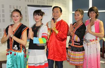 法国拉罗谢尔孔子学院亮相首届国际青年联欢节