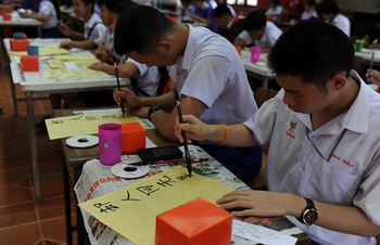 泰清迈大学孔子学院举办清迈地区中学生书法比赛