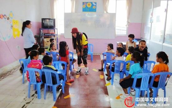 “中华文化大乐园”柬埔寨营全体营员走进课堂