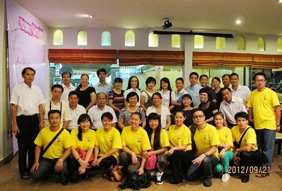 广西海外交流协会官员看望广西区在柬外派教师