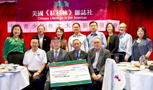 前排右起:王灵智教授,尹集成主席,龚行宪名誉主席,臧大化理事长,后排
