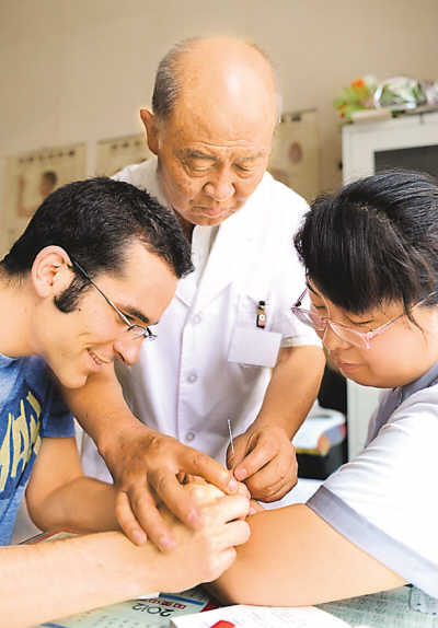孔子学院教中医“望闻问切”境外培养洋弟子