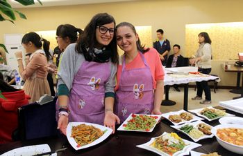 南开大学举行第八届汉语节之“中外美食节”活动