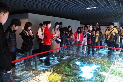 北京华文学院组织华裔留学生参观北京规划展览馆