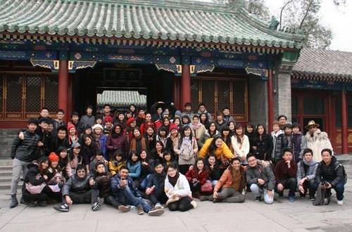 北京华文学院组织学生参观恭王府感受中国历史