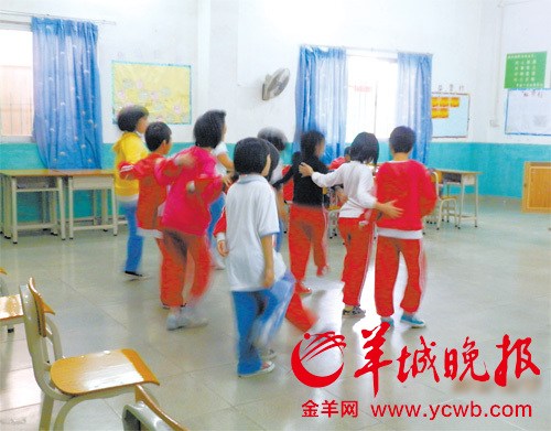 为不忘本回国学中文“洋留守儿童”太缺父母爱