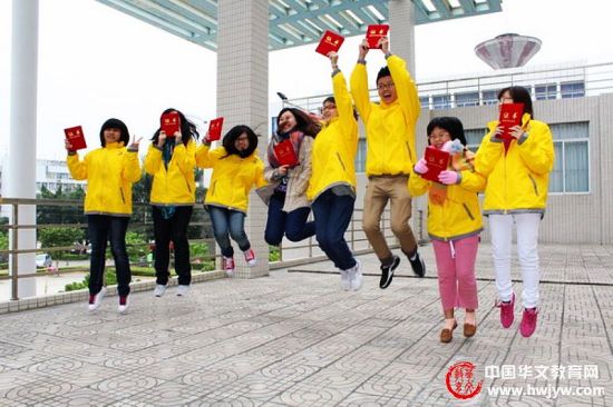 广东汕尾冬令营课程结束华裔学生领证结业