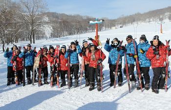 哈尔滨冬令营户外滑雪体验营员感受乐趣冬天