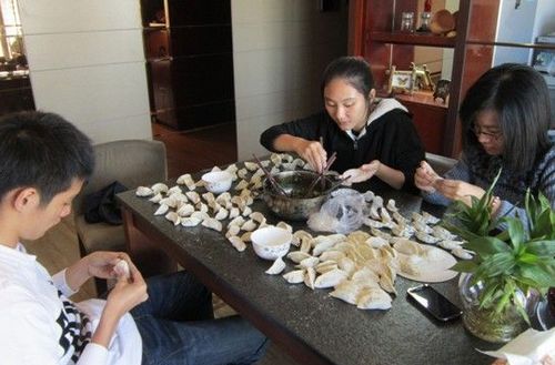 黄山冬令营华裔青少年走进中国家庭一日体验